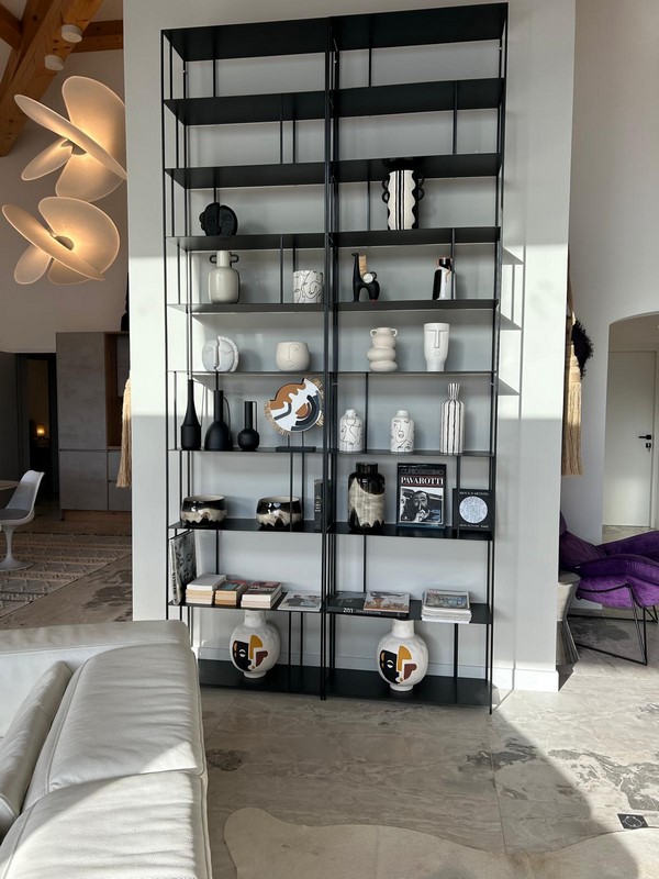 Salon design lumineux dans une villa de luxe à Tourtour