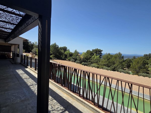 Terrasse moderne avec vue sur les collines de Provence