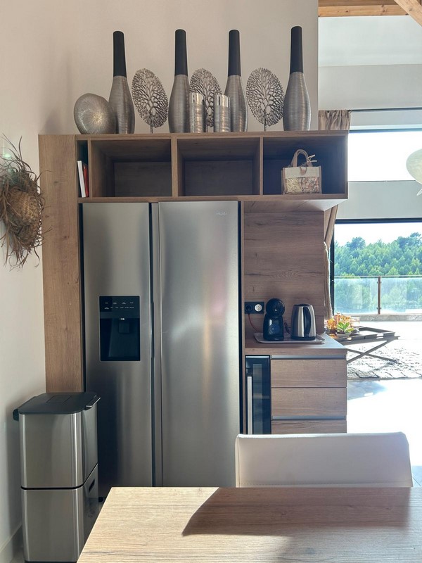 Salon design lumineux dans une villa de luxe à Tourtour
