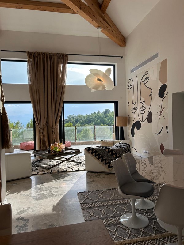 Salon design lumineux dans une villa de luxe à Tourtour